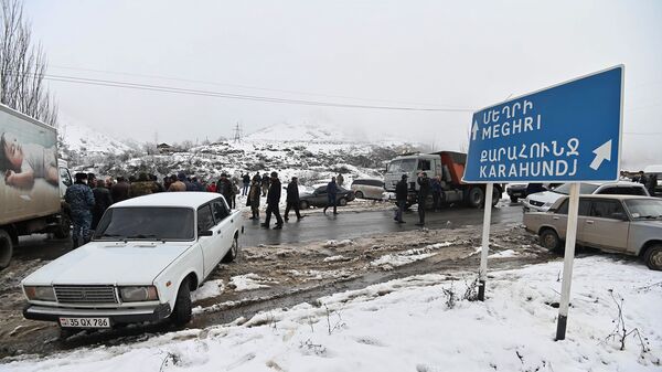 Жители Сюника перекрыли дорогу Горис-Мегри (18 декабря 2020). Сюник - Sputnik Армения