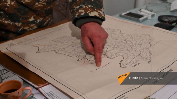 Глава администрации села Шурнух Акоп Аршакян показывает карту (18 декабря 2020). - Sputnik Армения