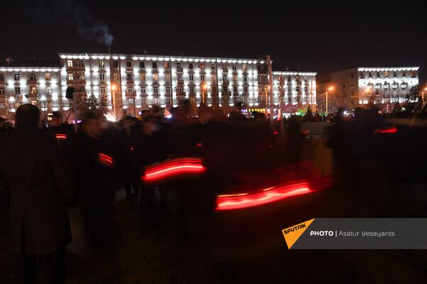 Люди идут по улице во время факельноо шествия оппозиции (18 декабря 2020). Еревaн - Sputnik Армения