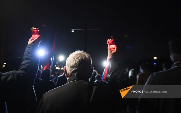 Пожилой мужчина держит свечу во время Факельного шествия оппозиции (18 декабря 2020). Еревaн Пожилой мужчина держит свечу во время Факельного шествия оппозиции (18 декабря 2020). Еревaн - Sputnik Армения