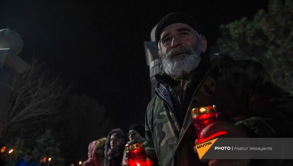 Армянская оппозиция проводит факельное шествие к военному пантеону Ераблур (18 декабря 2020). Еревaн - Sputnik Армения
