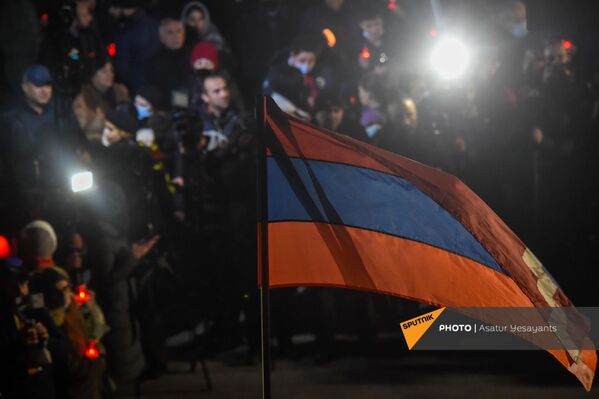 Армянская оппозиция проводит факельное шествие к военному пантеону Ераблур (18 декабря 2020). Еревaн Армянская оппозиция проводит факельное шествие к военному пантеону Ераблур (18 декабря 2020). Еревaн - Sputnik Армения