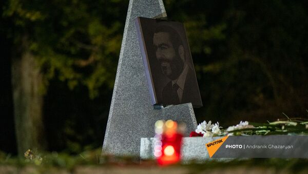 Армянская оппозиция проводит факельное шествие к военному пантеону Ераблур (18 декабря 2020). Еревaн - Sputnik Армения