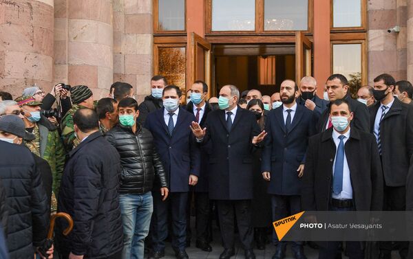 Премьер-министр Никол Пашинян и члены правительства перед Шествием памяти в Ераблур (19 декабря 2020). Еревaн Премьер-министр Никол Пашинян и члены правительства перед Шествием памяти в Ераблур (19 декабря 2020). Еревaн - Sputnik Армения