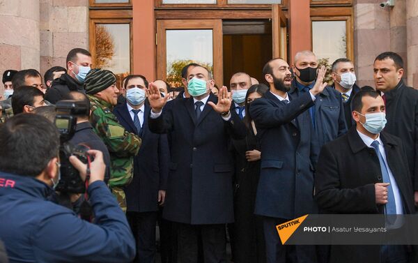 Премьер-министр Никол Пашинян и члены правительства перед Шествием памяти в Ераблур (19 декабря 2020). Еревaн - Sputnik Армения