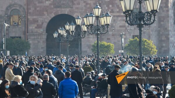 Люди на площади Республики перед Шествием памяти в Ераблур (19 декабря 2020). Еревaн - Sputnik Армения