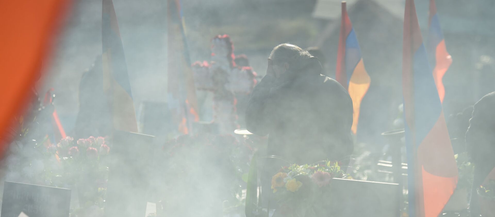 Родные скорбят на могилах погибших в пантеоне Ераблур (19 декабря 2020). Еревaн - Sputnik Армения, 1920, 07.01.2021