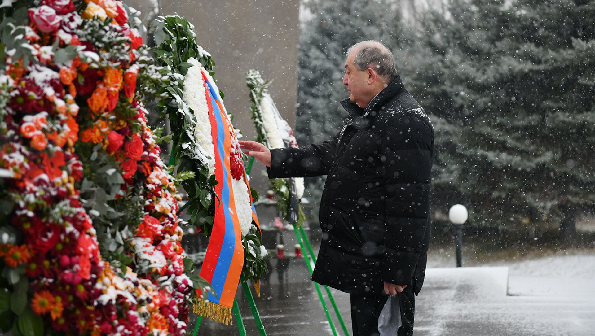 Президент Армен Саркисян посетил военный пантеон Ераблур (20 декабря 2020). Еревaн - Sputnik Армения, 1920, 28.02.2021