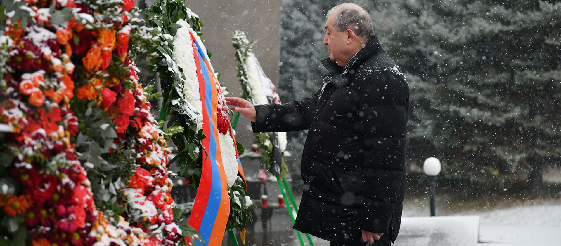 Президент Армен Саркисян посетил военный пантеон Ераблур (20 декабря 2020). Еревaн - Sputnik Армения, 1920, 28.02.2021