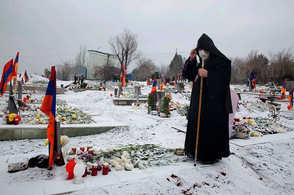Вечная память: Гарегин II посетил военный пантеон Ераблур Вечная память: Гарегин II посетил военный пантеон Ераблур - Sputnik Армения