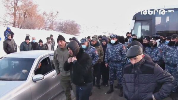 Полиция перекрыла дорогу, не позволив жителям Сюника запретить Пашиняну въезд в регион (21 декабря 2020). Сюник - Sputnik Արմենիա