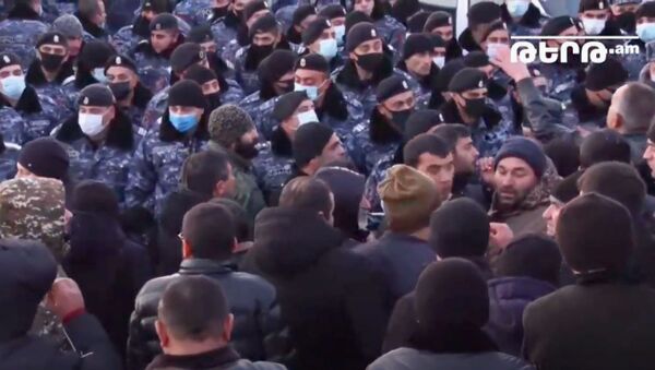 Полиция перекрыла дорогу, не позволив жителям Сюника запретить Пашиняну въезд в регион (21 декабря 2020). Сюник - Sputnik Армения