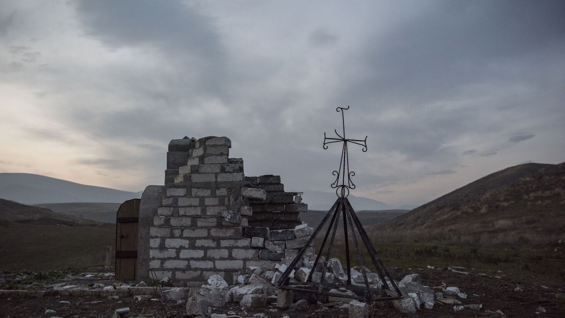 Разрушенная часовня неподалеку от города Мартакерт (15 декабря 2020). Карабах - Sputnik Армения, 1920, 27.04.2021