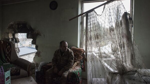 Мужчина у себя дома в городе Мартакерт (15 декабря 2020). Карабах - Sputnik Արմենիա