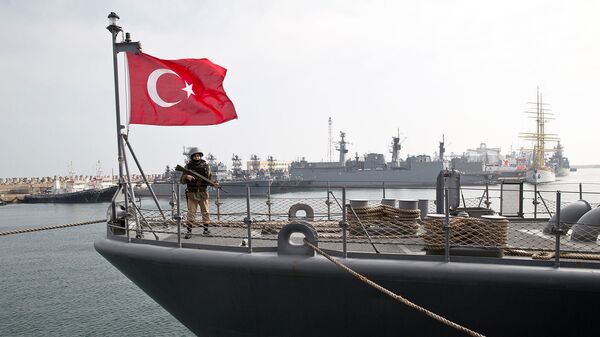 Турецкий морской пехотинец стоит на палубе судна ВМС Турции в Черноморском порту Констанца (15 марта 2015). Румыния - Sputnik Армения