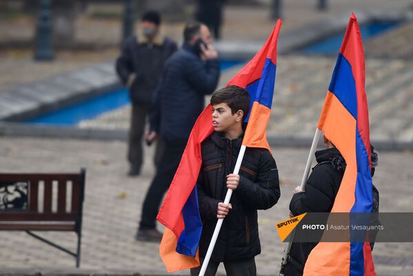 Мальчики с флагами Армении на митинге оппозиции (22 декабря 2020). Еревaн - Sputnik Армения