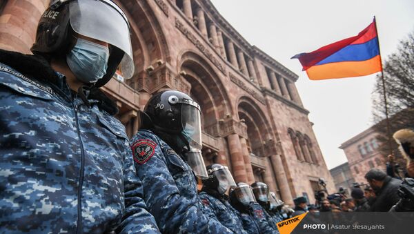 Полицейский кордон перед Домом правительства во время митинга оппозиции на площади Республики (22 декабря 2020). Еревaн - Sputnik Армения