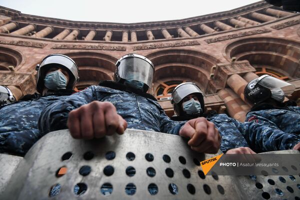 Полицейский кордон перед Домом правительства во время митинга оппозиции на площади Республики (22 декабря 2020). Еревaн - Sputnik Армения