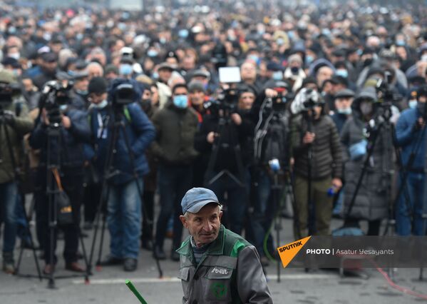 Уборщик на фоне толпы на митинге оппозиции (22 декабря 2020). Еревaн - Sputnik Армения