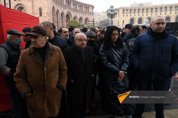 Слева направо: Хосров Арутюнян, кандидат в премьер-министры Вазген Манукян, Арпине Ованнисян и Андраник Теванян на митинге оппозиции (22 декабря 2020). Еревaн - Sputnik Армения