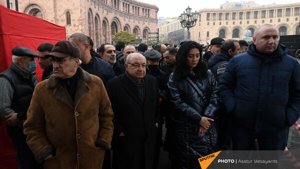 Слева направо: Хосров Арутюнян, кандидат в премьер-министры Вазген Манукян, Арпине Ованнисян и Андраник Теванян на митинге оппозиции (22 декабря 2020). Еревaн - Sputnik Армения
