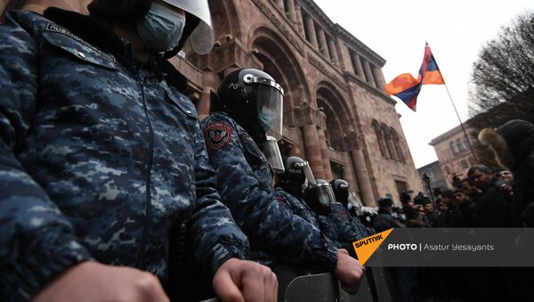 Полиция в касках со щитами на митинге оппозиции (22 декабря 2020). Еревaн - Sputnik Армения