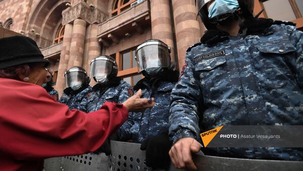 Полиция в касках со щитами на митинге оппозиции (22 декабря 2020). Еревaн - Sputnik Արմենիա