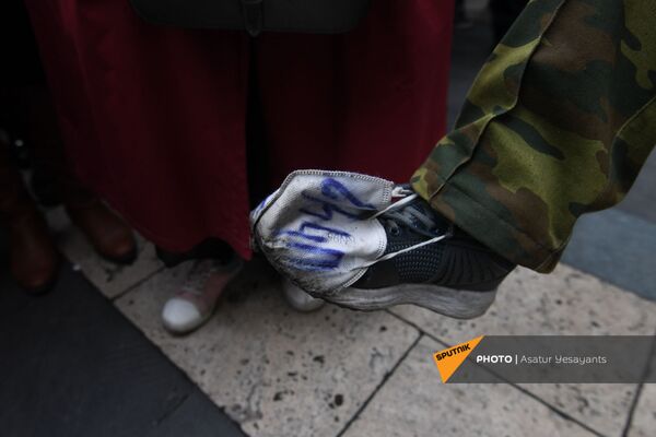 Использованная маска с надписью Никол на обуви одного из участников митинга оппозиции (22 декабря 2020). Еревaн - Sputnik Армения