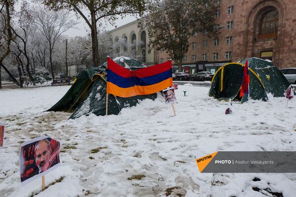 Протестующие на площади Республики в Ереване (23 декабря 2020). Еревaн Протестующие на площади Республики в Ереване (23 декабря 2020). Еревaн - Sputnik Армения