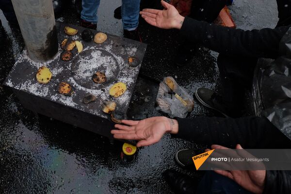 Протестующие на площади Республики в Ереване (23 декабря 2020). Еревaн Протестующие на площади Республики в Ереване (23 декабря 2020). Еревaн - Sputnik Армения