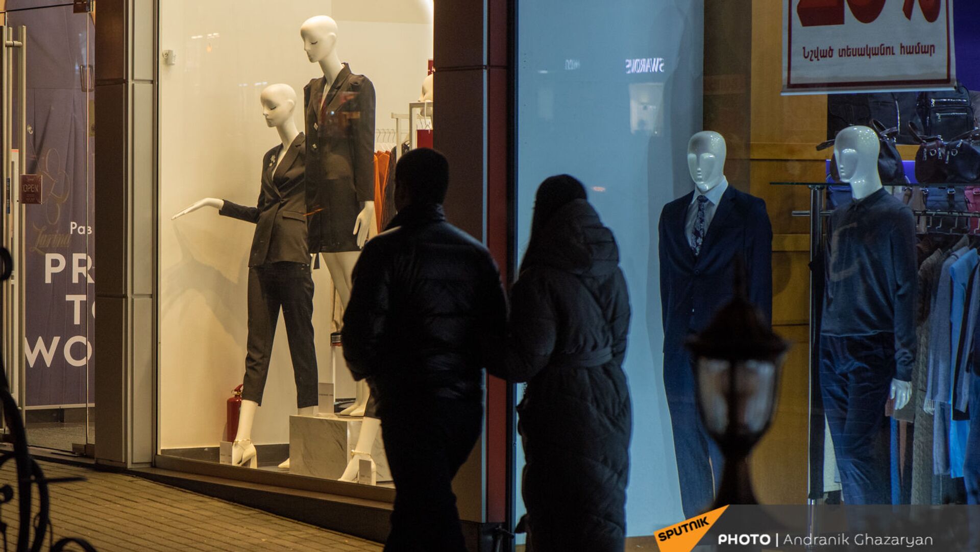 Пара проходит мимо витрин брендовых магазинов одежды в центре Еревана - Sputnik Արմենիա, 1920, 29.04.2021