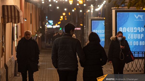 Пара прогуливается в Ереване - Sputnik Արմենիա