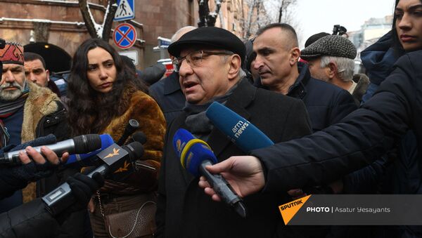 Вазген Манукян отвечает на вопросы журналистов во время акции протеста у Дома правительства (24 декабря 2020). Еревaн - Sputnik Արմենիա