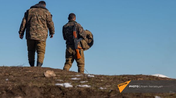 Армянские военнослужащие на одной из позиций близ села Давид Бек в Сюникской области Армении - Sputnik Արմենիա
