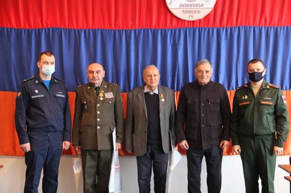 Ветеранам военной службы Армении вручили российские награды Ветеранам военной службы Армении вручили российские награды - Sputnik Армения