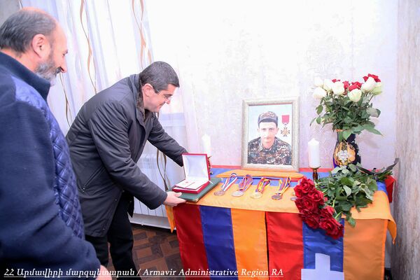 Արցախի նախագահը Ռուստամ Գասպարյանին հետմահու շնորհել է «Արցախի հերոսի» կոչում Արցախի նախագահը Ռուստամ Գասպարյանին հետմահու շնորհել է «Արցախի հերոսի» կոչում - Sputnik Արմենիա