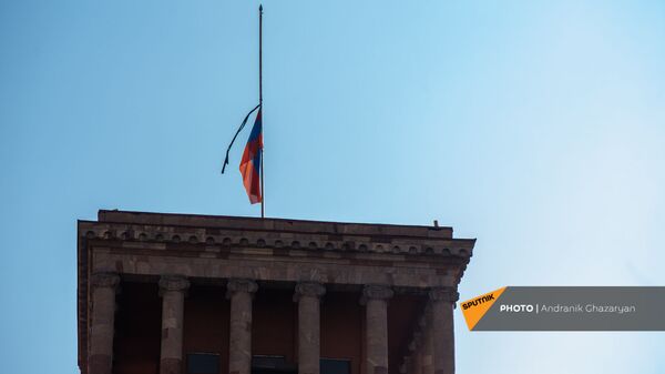 Флаг Армении с черной лентой на флагштоке (19 декабря 2020). Еревaн - Sputnik Армения