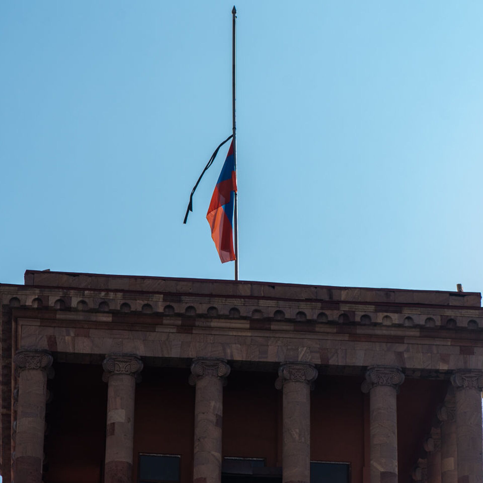 На сколько приспускают флаги при трауре. Флаг Армении. Здание правительства Армении. Флаг России на здании правительства. Приспущенный флаг.