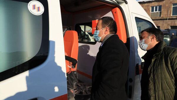 Министр здравоохранения Арсен Торосян посетил Национальный Ожоговый центр, где дислоцированы недавно приобретенные автомобили скорой помощи (26 декабря 2020). Еревaн - Sputnik Армения