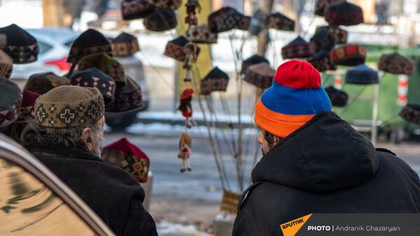 Продавцы шапок с национальным узором в Ереванском вернисаже - Sputnik Արմենիա