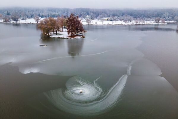 Частично замерзшее озеро Чонаказо, Венгрия - Sputnik Армения