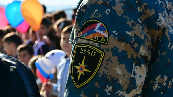 Первый заместитель директора службы по ЧС Карена Саркисяна, полковник Самвел Петросян, поздравил своих российских коллег и вручил им награды (27 декабря 2020). Село Иванян, Карабах - Sputnik Армения