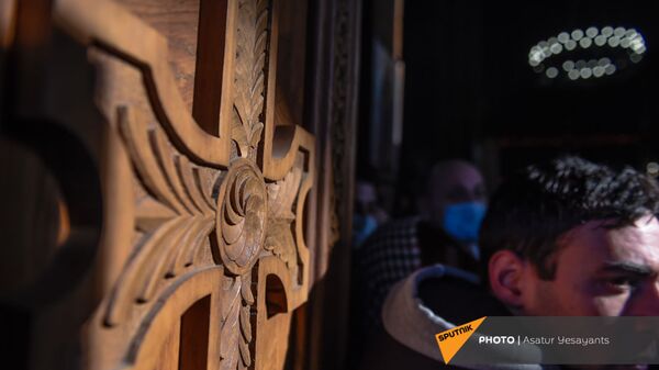 Католикос Гарегин II проводит Литургию на акции в поддержку ААЦ под девизом Решительно встанем на защиту нашей церкви (27 декабря 2020). Эчмиадзин - Sputnik Армения