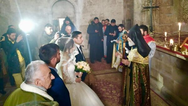 Архиепископ Паргев Мартиросян проводит венчание - Sputnik Армения