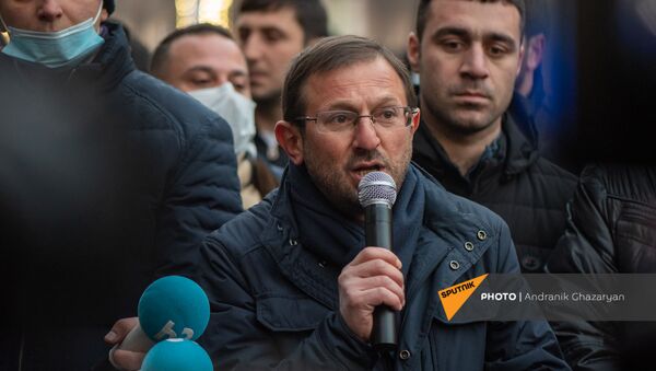 Гегам Манукян выступает с речью во время митинга оппозиции перед зданием Следственного комитета Армении (29 декабря 2020). Еревaн - Sputnik Արմենիա