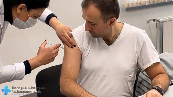Министр здравоохранения Арсен Торосян вакцинируется от коронавируса вакциной Спутник V - Sputnik Արմենիա