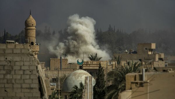 Дым от взрыва в районе Хавика в восточном сирийском городе Дейр-эззор (26 февраля 2013). Сирия - Sputnik Армения