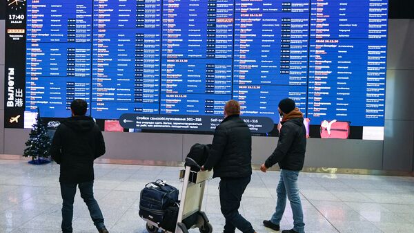 Пассажиры в зале вылета в международном аэропорту Шереметьево - Sputnik Армения