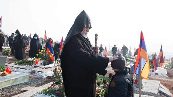 Католикос всех армян Гарегин II в сопровождении епископов посетил военный пантеон «Ераблур» (1 января 2021). Еревaн - Sputnik Армения