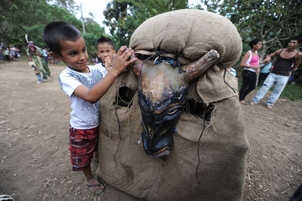 Կոստա Ռիկայում տղան խաղում է Feast of the Devils փառատոնի` ցլի կոստյումով մասնակցի հետ։ - Sputnik Արմենիա